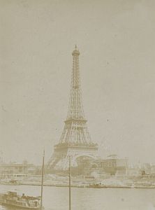 Wieża Eiffla w Paryżu w 1900 roku, fot. Władysław Zahorski, POLONA]