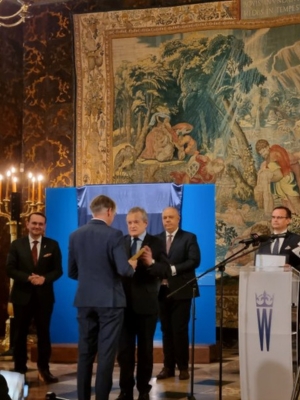 Dyrektor Krakowskiego Domu Aukcyjnego Ryszard Lachman w trakcie przyjmowania oficjalnych podziękowań od Premiera, Ministra Kultury i Dziedzictwa Narodowego Piotra Glińskiego