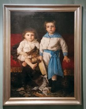 Leon Wyczółkowski, Portret dzieci - Julian i Jan Dobrzańscy, obraz na ekspozycji w Muzeum Okręgowym w Bydgoszczy